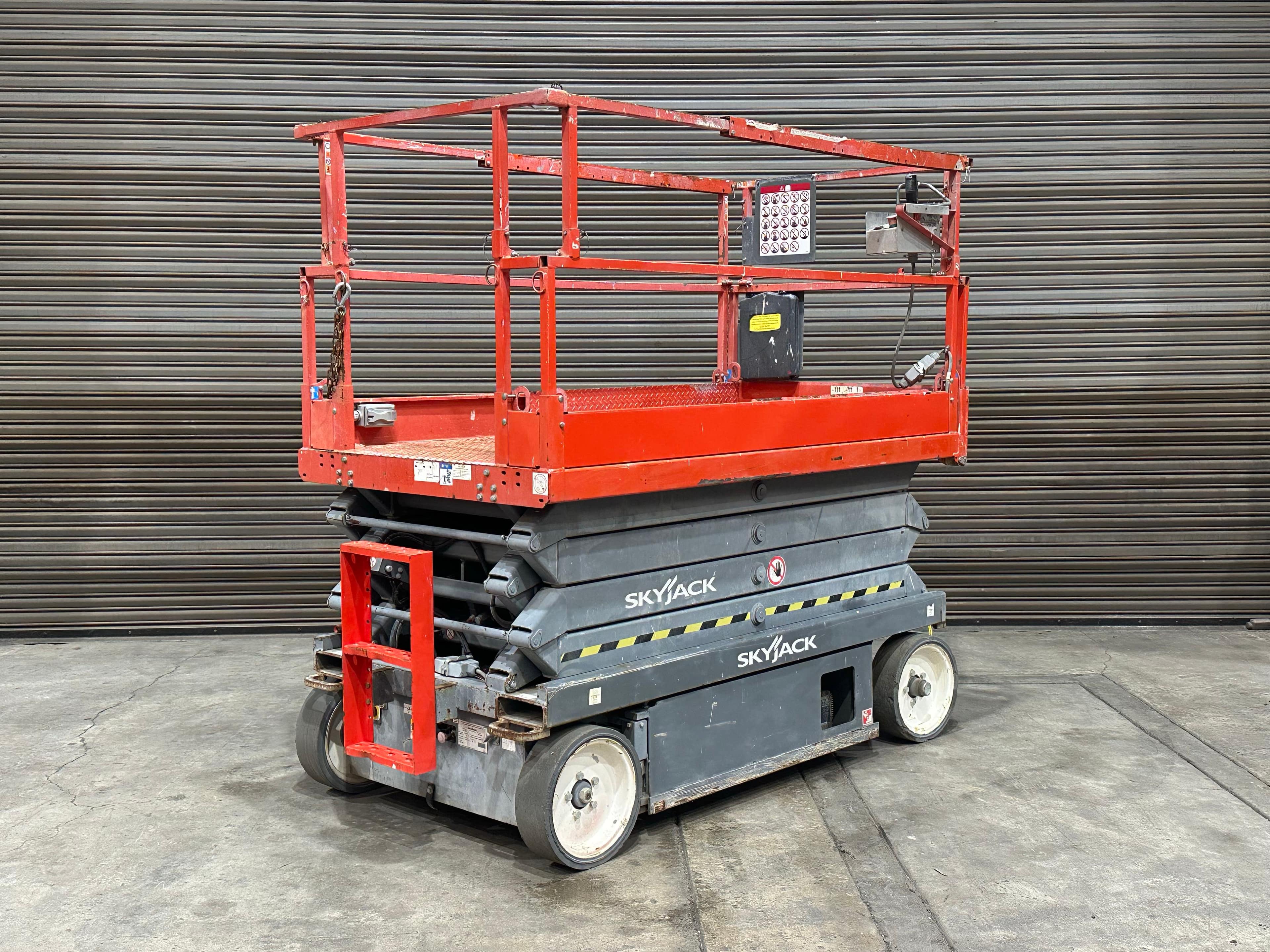 2014-skyjack-sj4626-electric-scissor-lift-26-max-lift-height-mliyk750