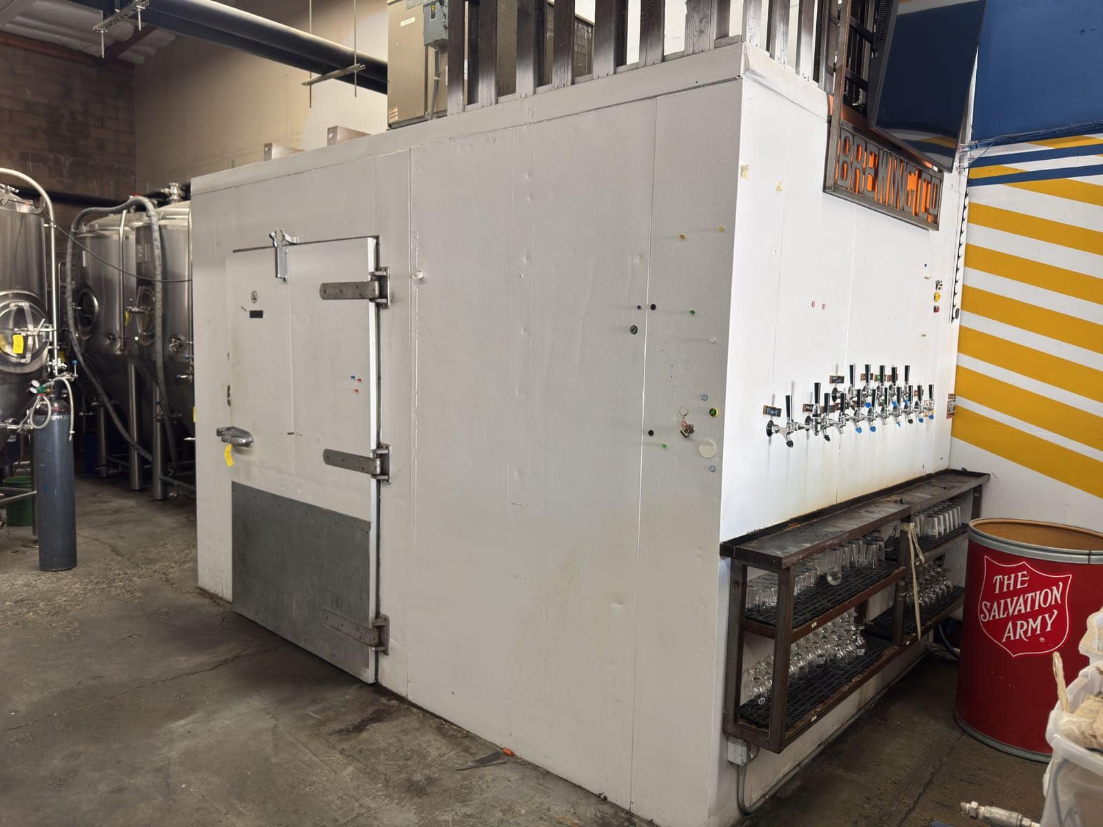 tyler-kalt-walk-in-refrigerator-with-keg-tap-stystem-and-more-mkq84kci