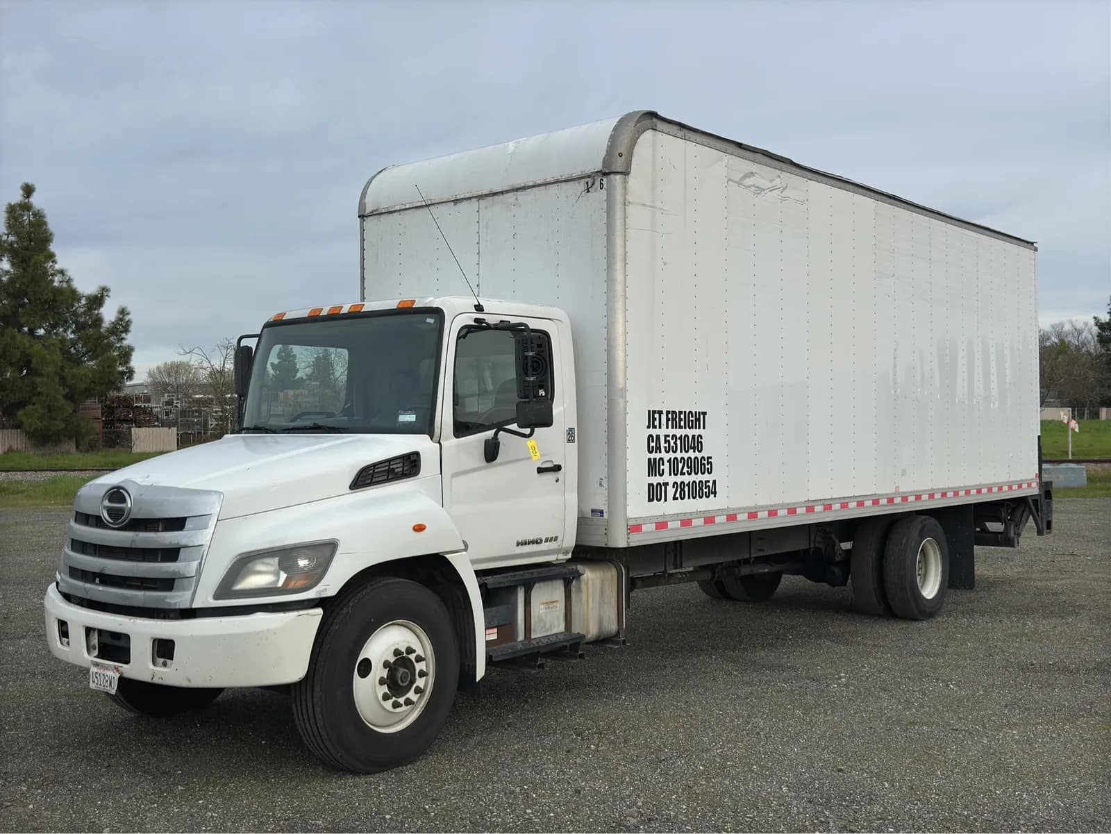 2017-hino-268-26-box-truck-with-maxon-2500lb-capacity-lift-gate-mnt7xoi4