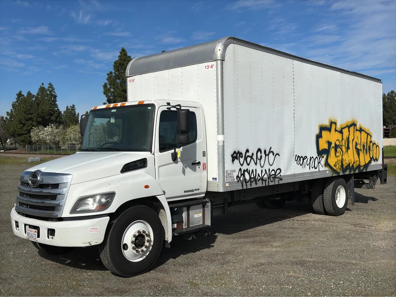 2016-hino-268-26-box-truck-with-maxon-2500lb-capacity-lift-gate-mnt80i60