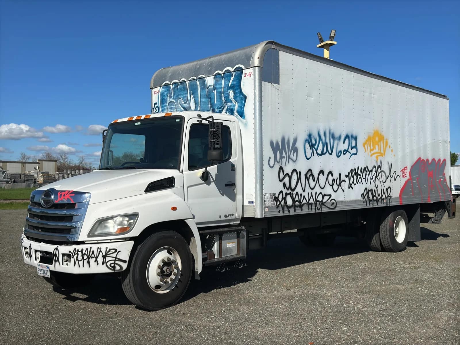 2016-hino-268-26-box-truck-with-maxon-2500lb-capacity-lift-gate-mnt81icd