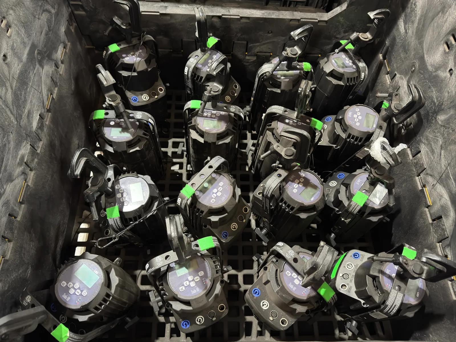 16-source-four-led-studio-hd-lighting-fixtures-mnlyojzl