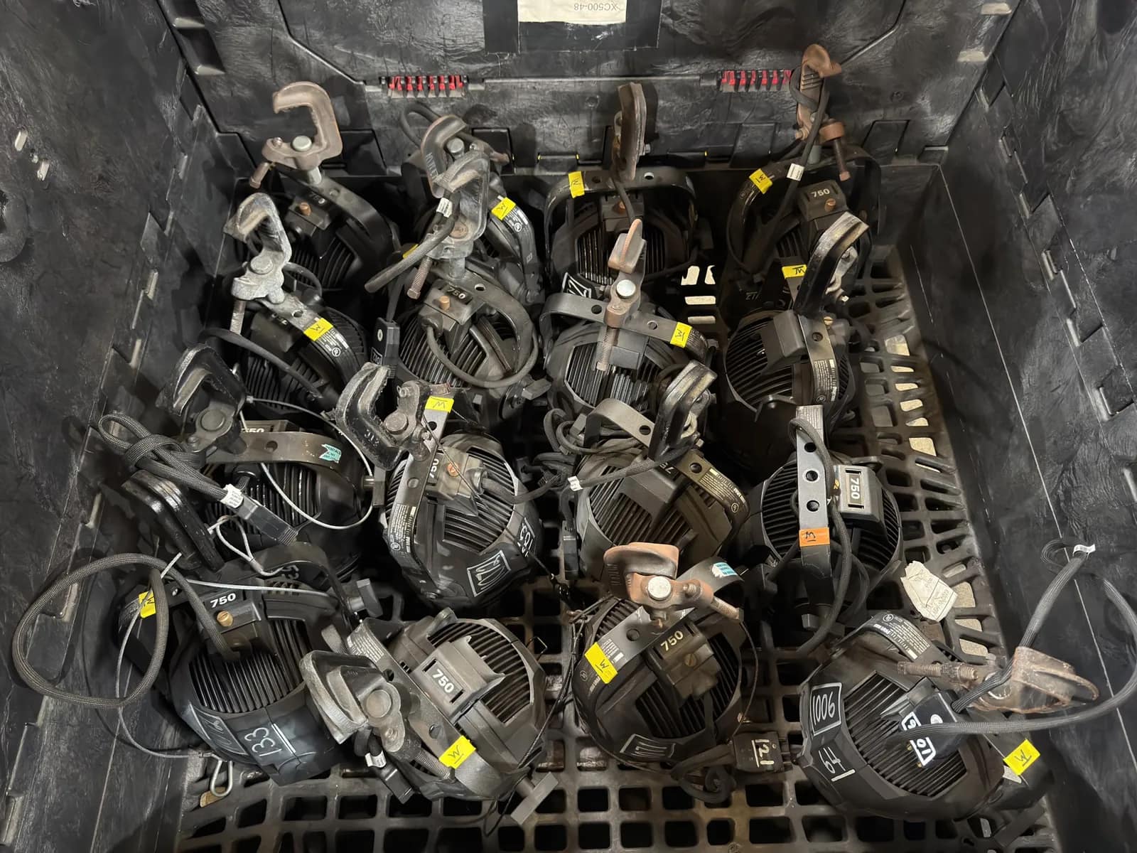 16-etc-source-four-par-750-light-fixtures-mnnvk7h0