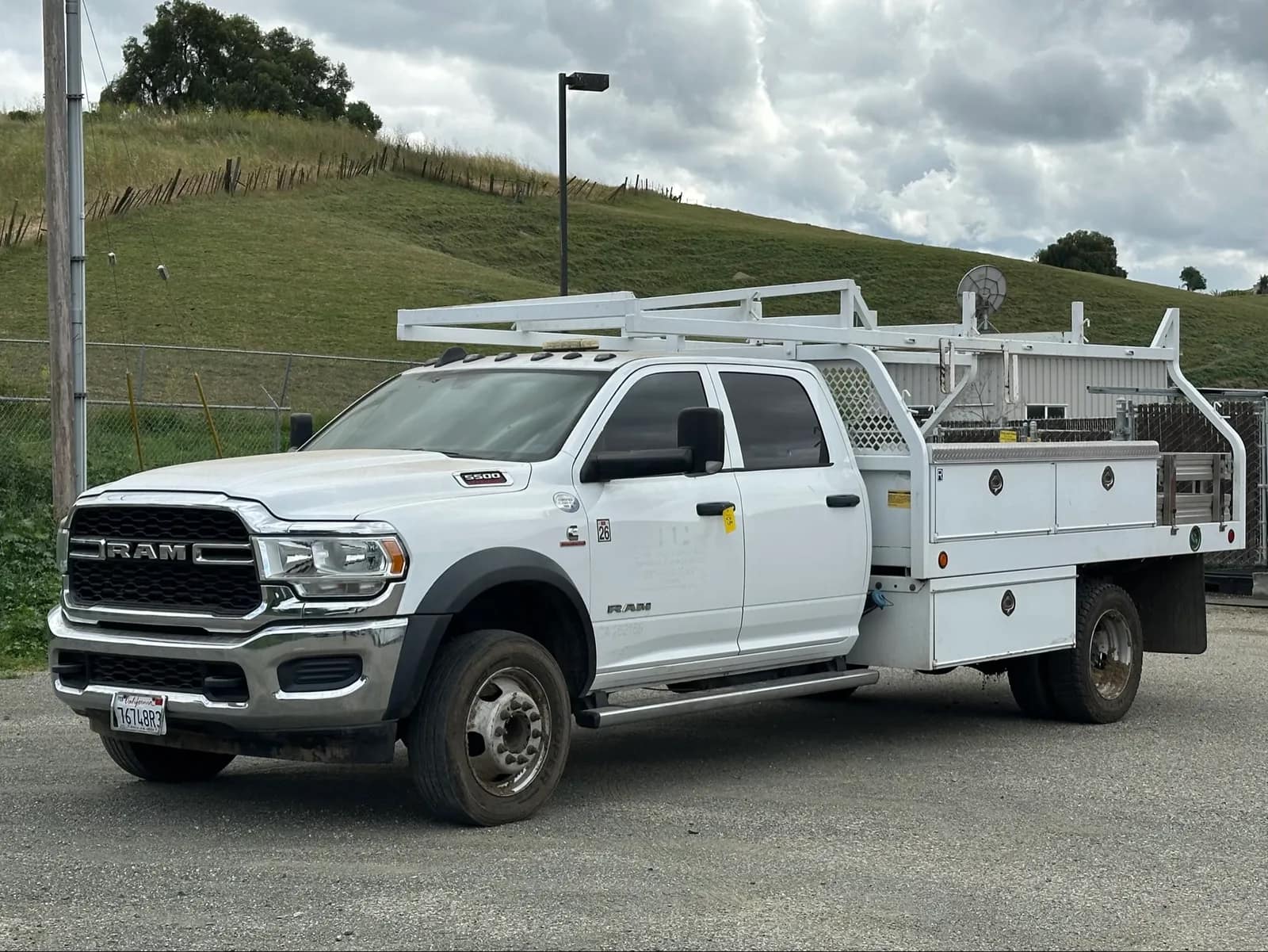 2019-ram-5500-heavy-duty-crew-cab-turbo-diesel-4wd-dually-utility-truck-with-lumber-rack-mo28t9yj