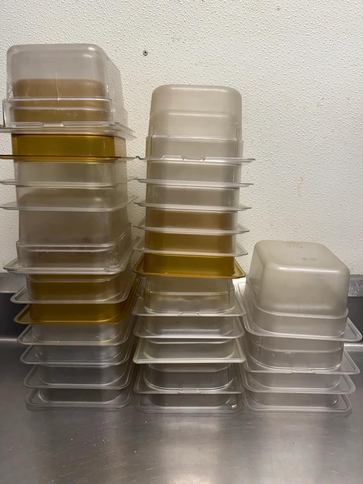 stack-of-clear-plastic-food-storage-containers-with-lids-a61f27