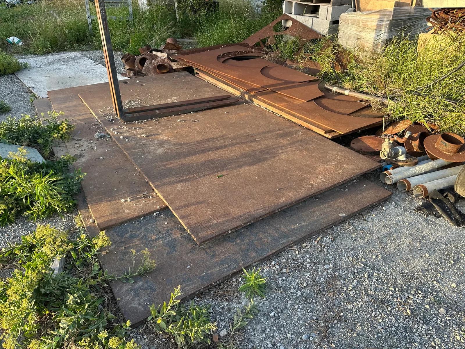 quantity-of-7-assorted-1-trench-plates-and-other-metal-forks-not-included-mo1oolek