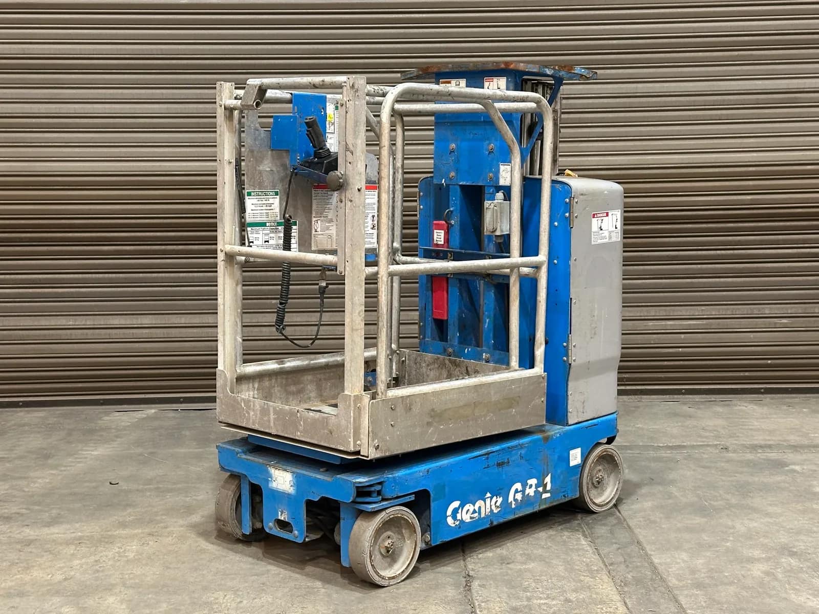 2016-genie-gr-12-vertical-mast-lift-mnlu5vn2