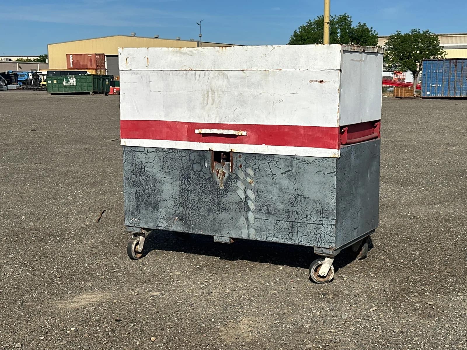 heavy-duty-job-box-on-casters-mnlu5vn7