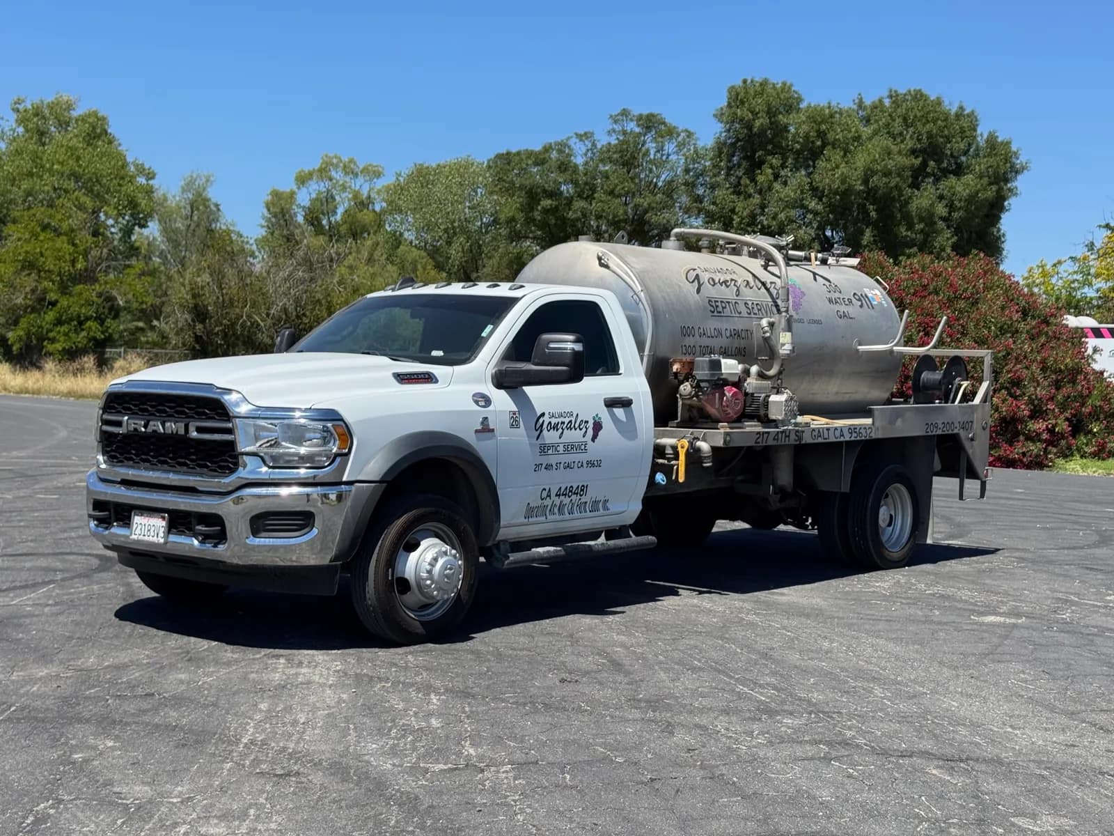 2023-ram-5500-1300-gallon-septic-service-truck-mnxpcleh