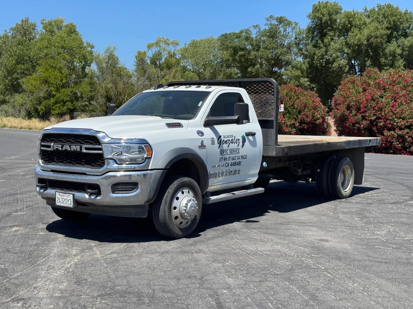 2022-ram-5500-flatbed-truck-mnxpas2e