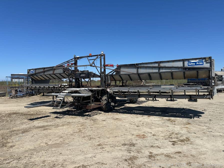 1998-valley-fab-8-station-lettuce-machine-harvester-with-double-conveyor-arms-and-4-chain-deck-for-cartons-mnzeebi9
