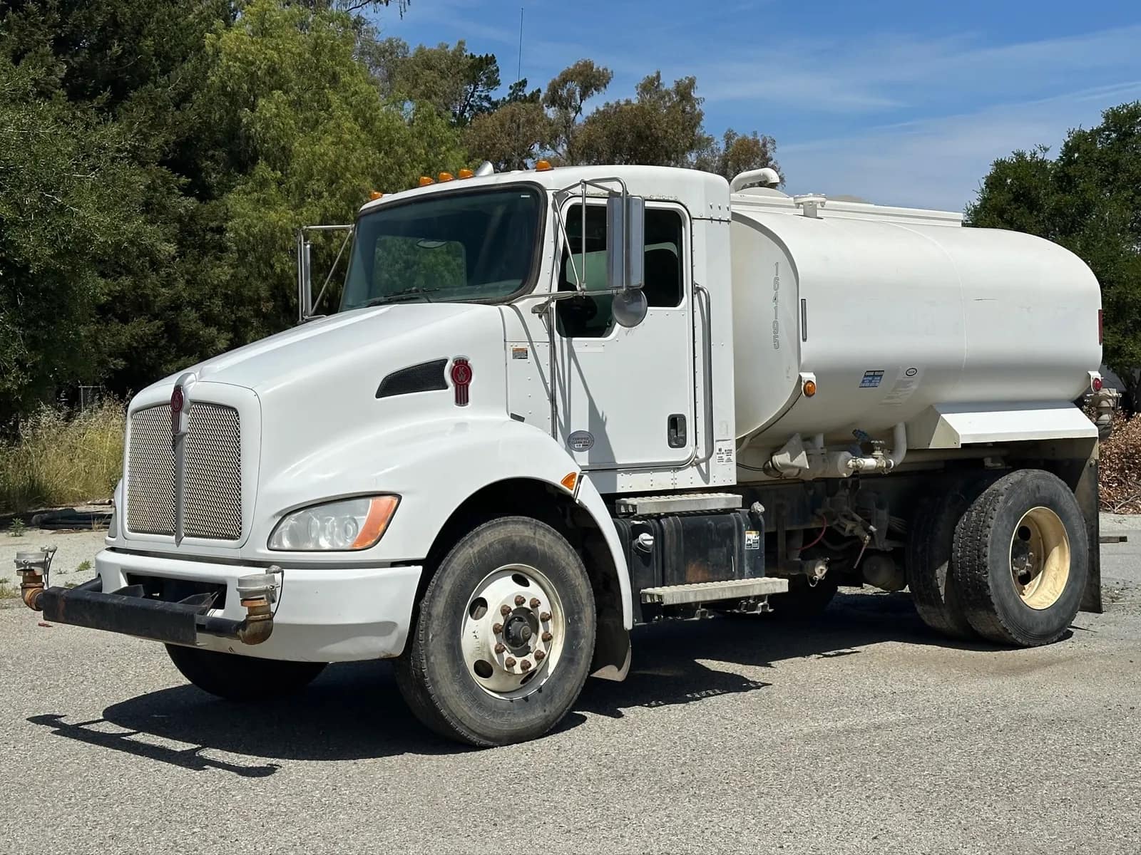 2017-kenworth-t300-2000-gallon-water-truck-mo27y43u