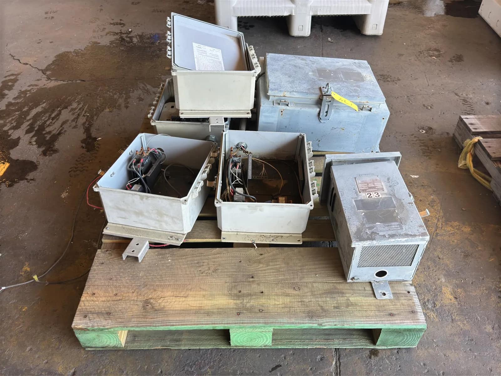 content-of-pallet-6-electrical-enclosure-boxes-6a8532