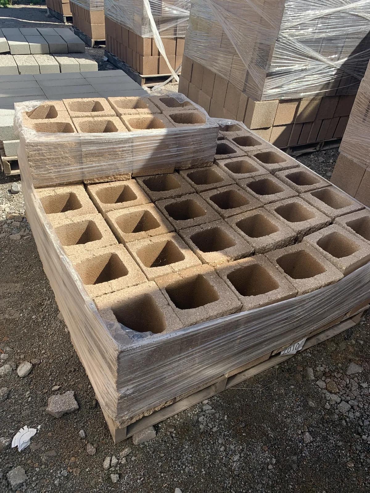 05-pallet-of-8x8x8-split-one-side-standard-half-tan-f88911
