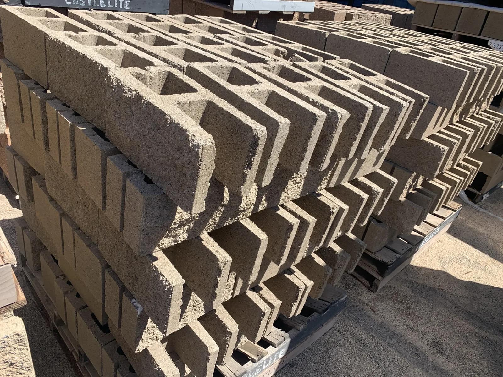 1-pallet-8x8x16-split-one-side-standard-tan-26d8a3