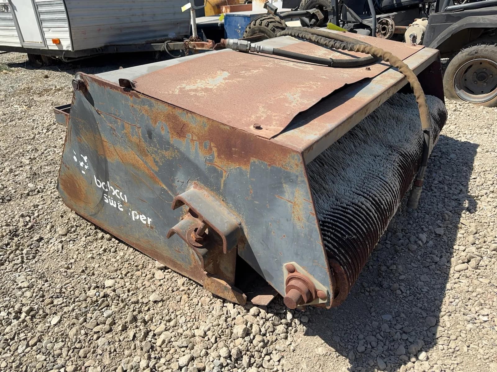 bobcat-sweeper-60-skid-steer-attachment-msi3lv4e