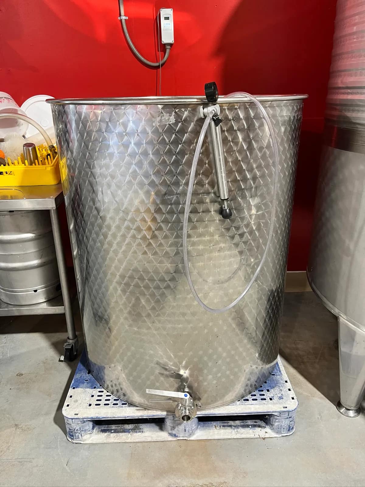 wine-tank-1000l-variable-capacity-flat-bottom-minox-0104-1777062158300-modcxcyl