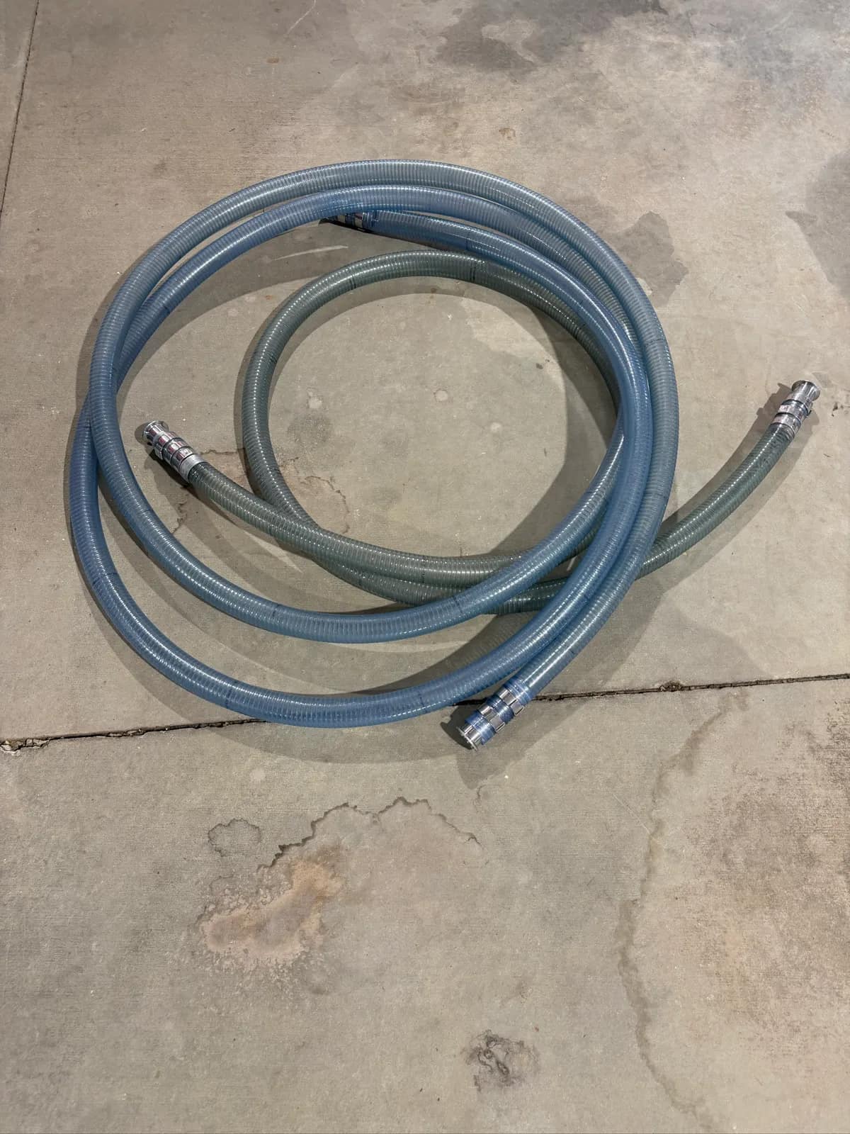 set-of-2-blue-flexible-kanaflex-wine-hoses-2-mon84p4x