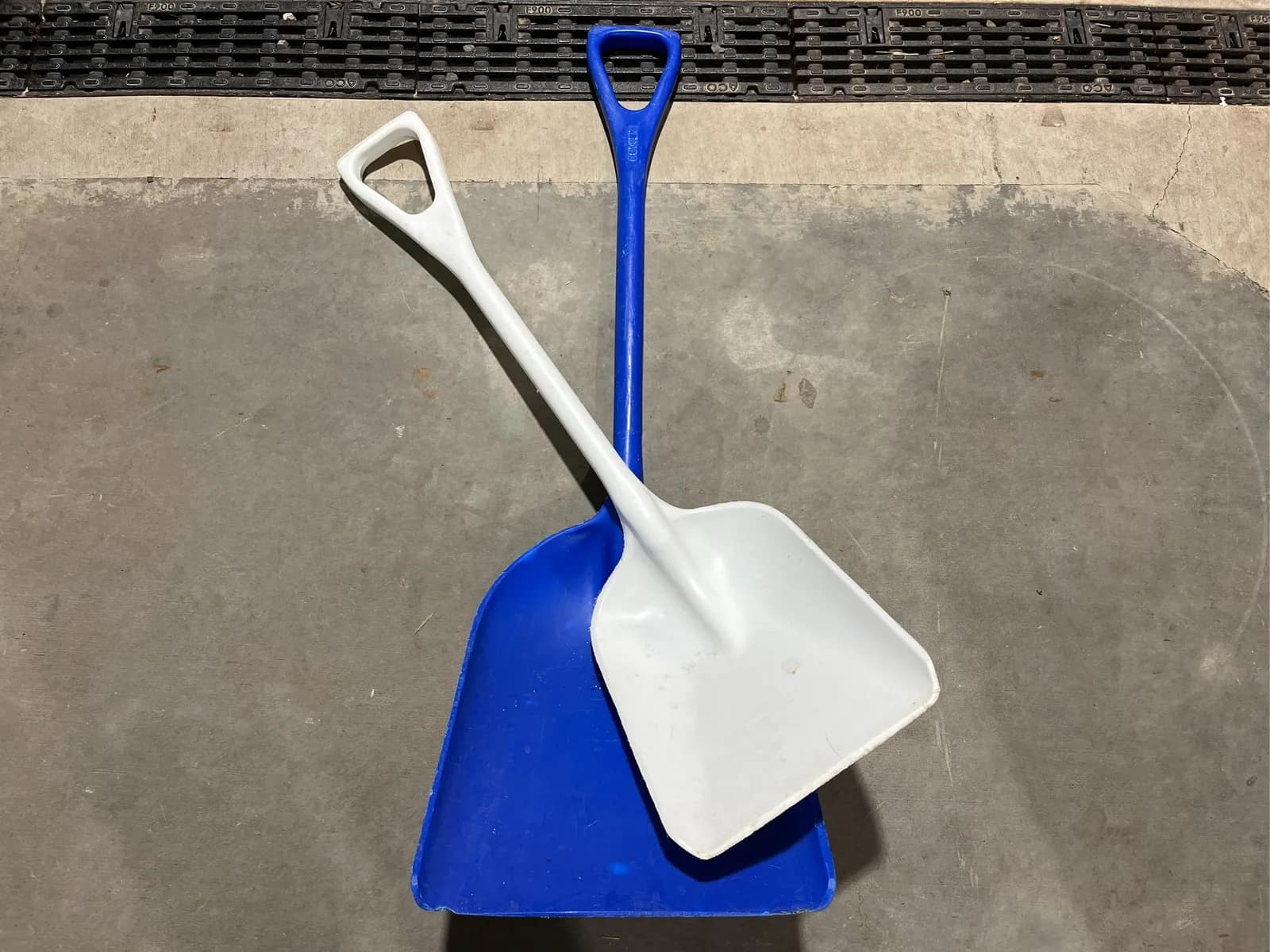 set-of-2-sanitary-pvc-shovels-mogofo3l