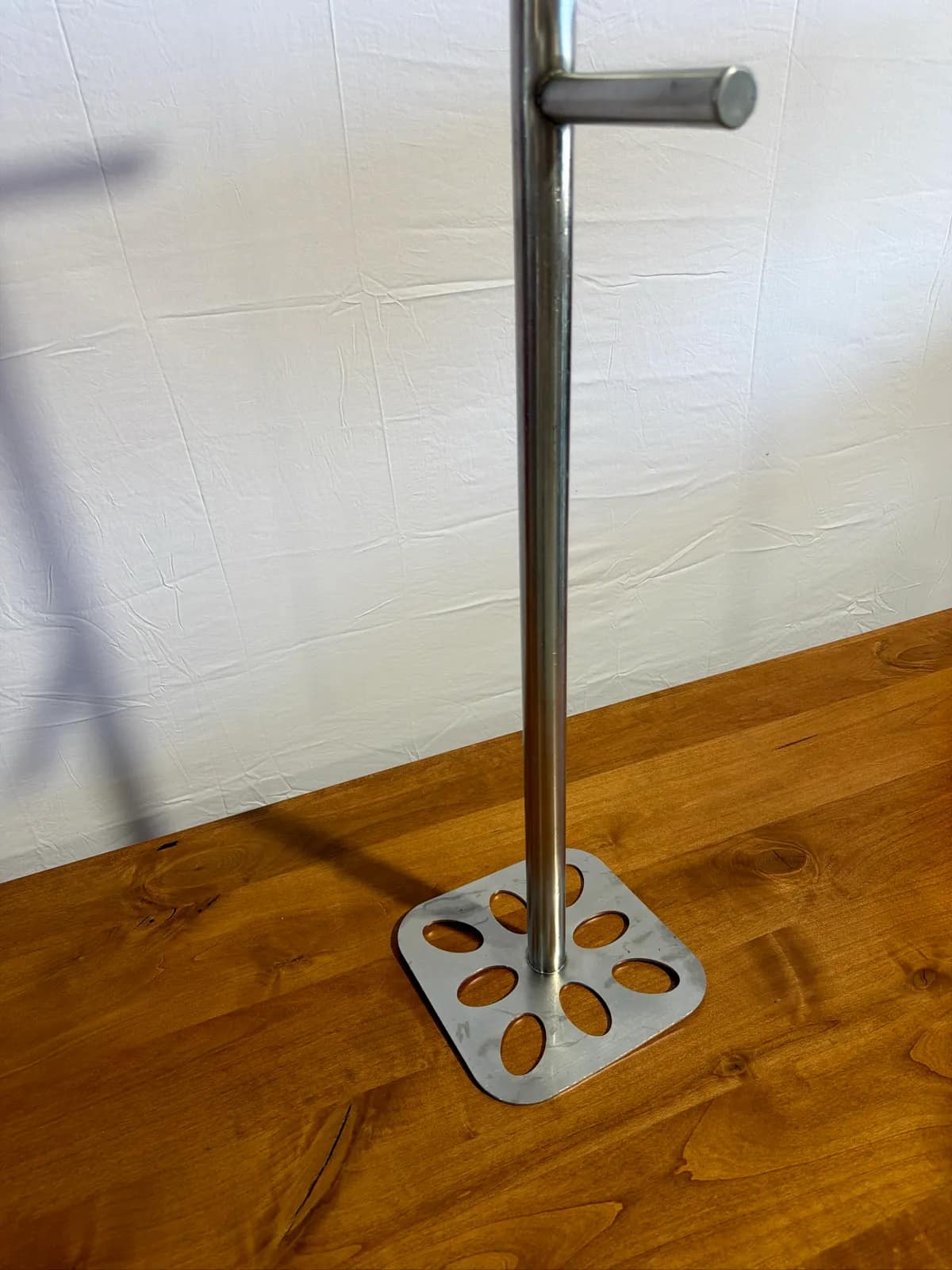 stainless-steel-punch-down-tool-stand-with-weighted-base-moggr0j2