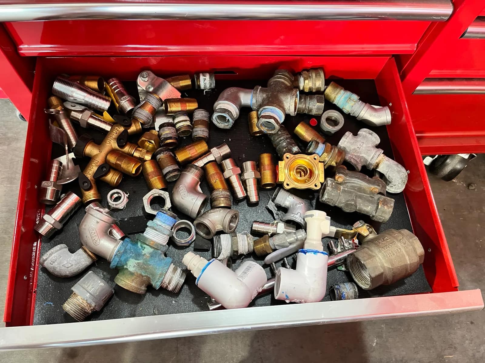 various-brass-and-pvc-pipe-fittings-and-quick-connects-126a62