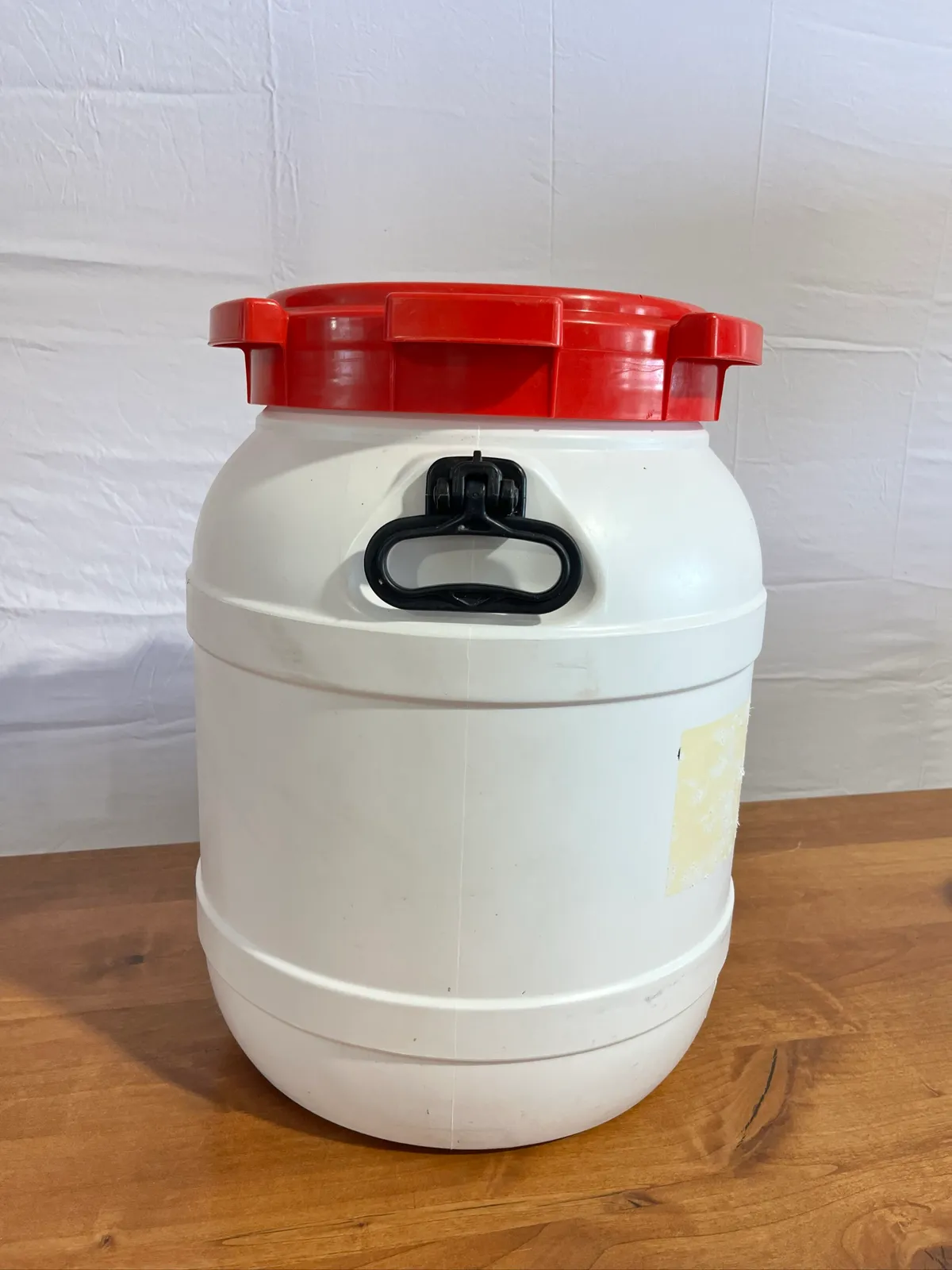 white-plastic-storage-container-with-red-lid-and-handle-10-12-gal-mogc9h2i