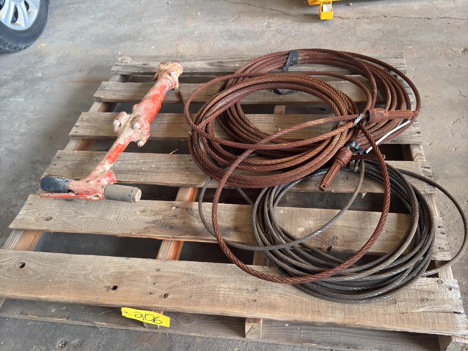 contents-of-pallet-assorted-steel-cable-and-pneumatic-hammer-mpd1nrtr