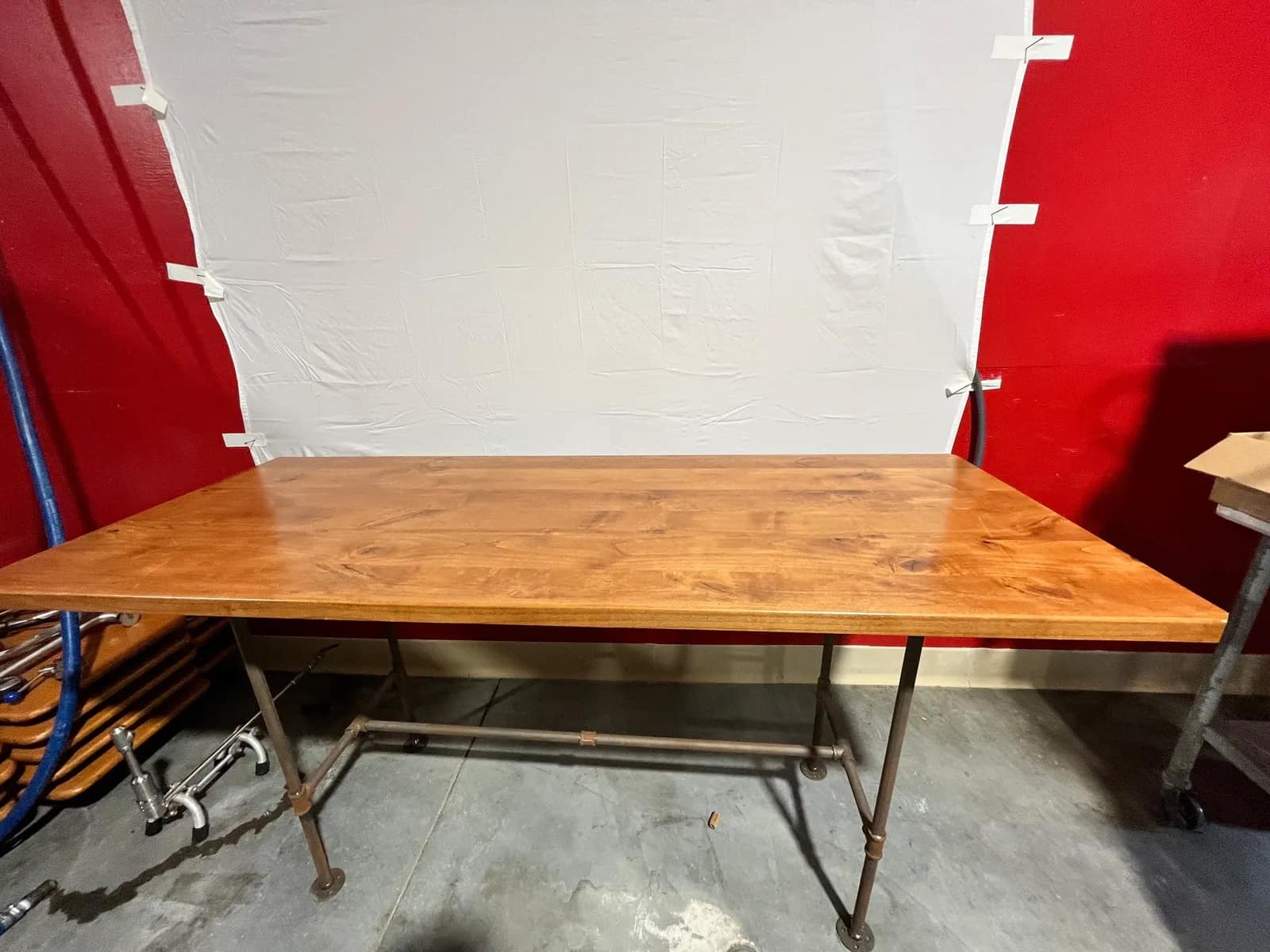 wood-table-with-industrial-pipe-legs-aa1528