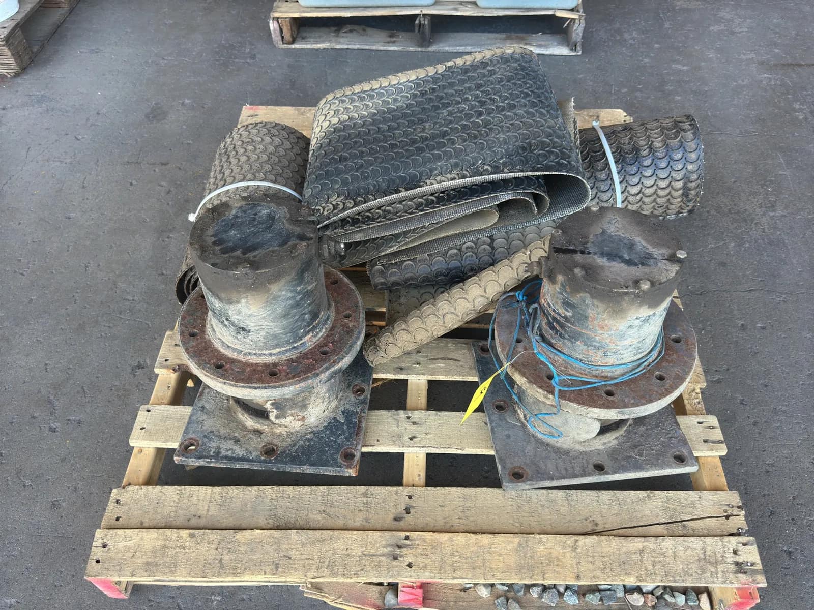 contents-of-pallet-3-pieces-of-conveyor-belt-and-2-truck-spindles-mpppceco