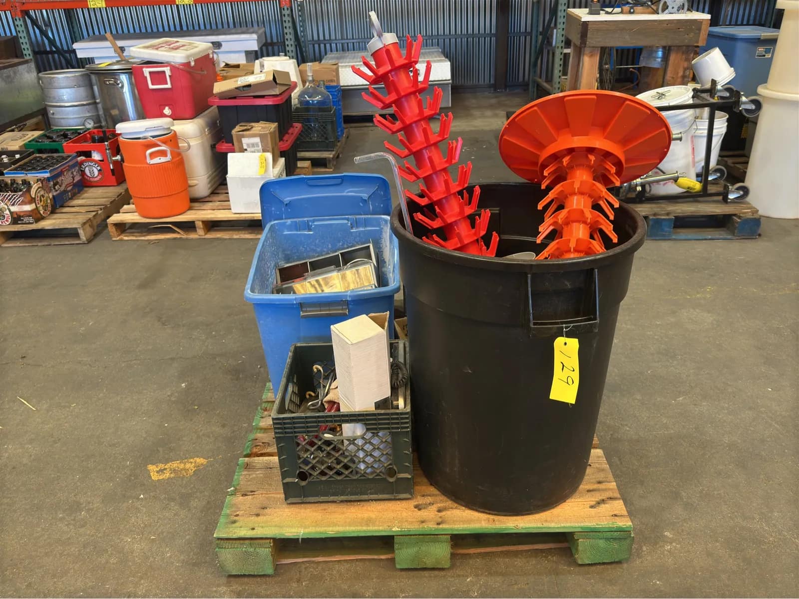 contents-of-pallet-assorted-cleaning-products-drying-racks-keg-hardware-and-more-mppsmo2m