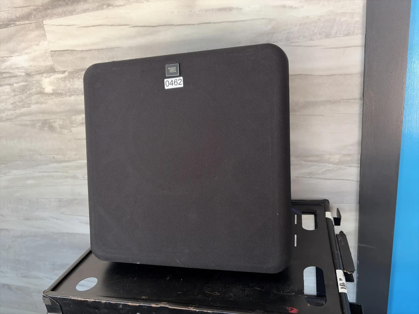 jbl-8340-professional-cinema-surround-speaker-18-x-18-x-11-and-quick-mount-fixed-angle-bracket-mpzocj2c