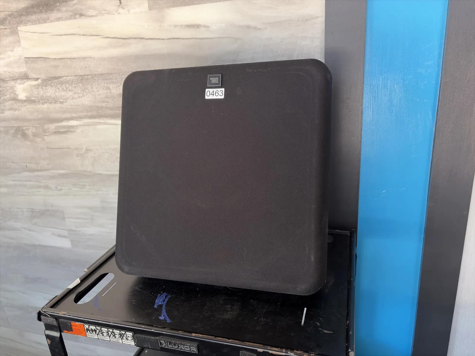 jbl-8340-professional-cinema-surround-speaker-18-x-18-x-11-and-quick-mount-fixed-angle-bracket-mpzoco0x