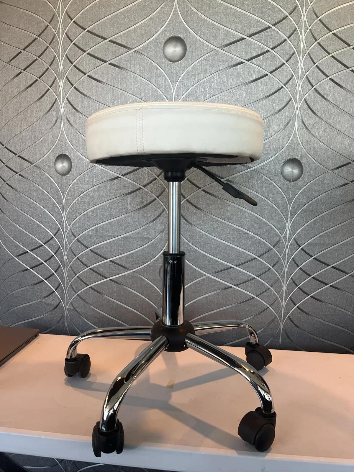 adjustable-chrome-stool-with-leather-seat-and-wheels-4e78ea
