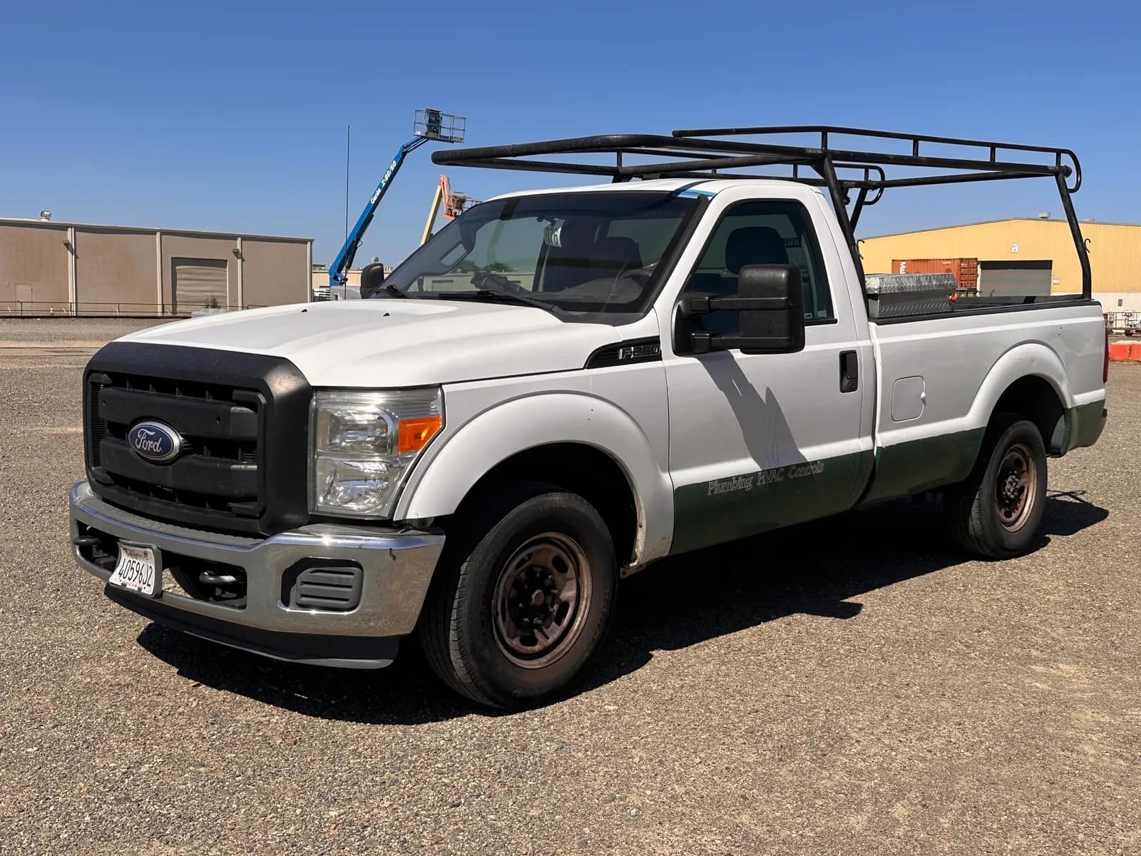 2015-ford-f-250-super-duty-pickup-with-bed-mounted-tool-box-and-lumber-rack-mpvrljtv