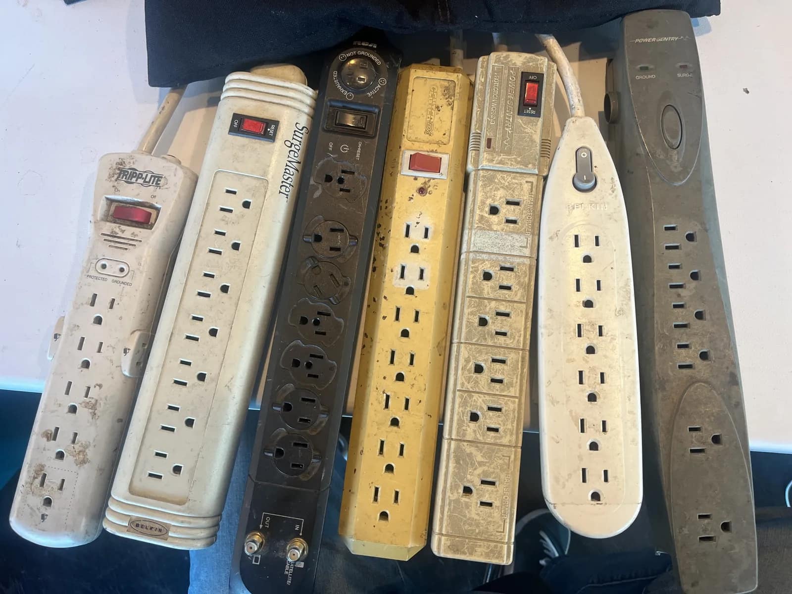 assorted-power-strips-and-surge-protectors-lot-mpif044o