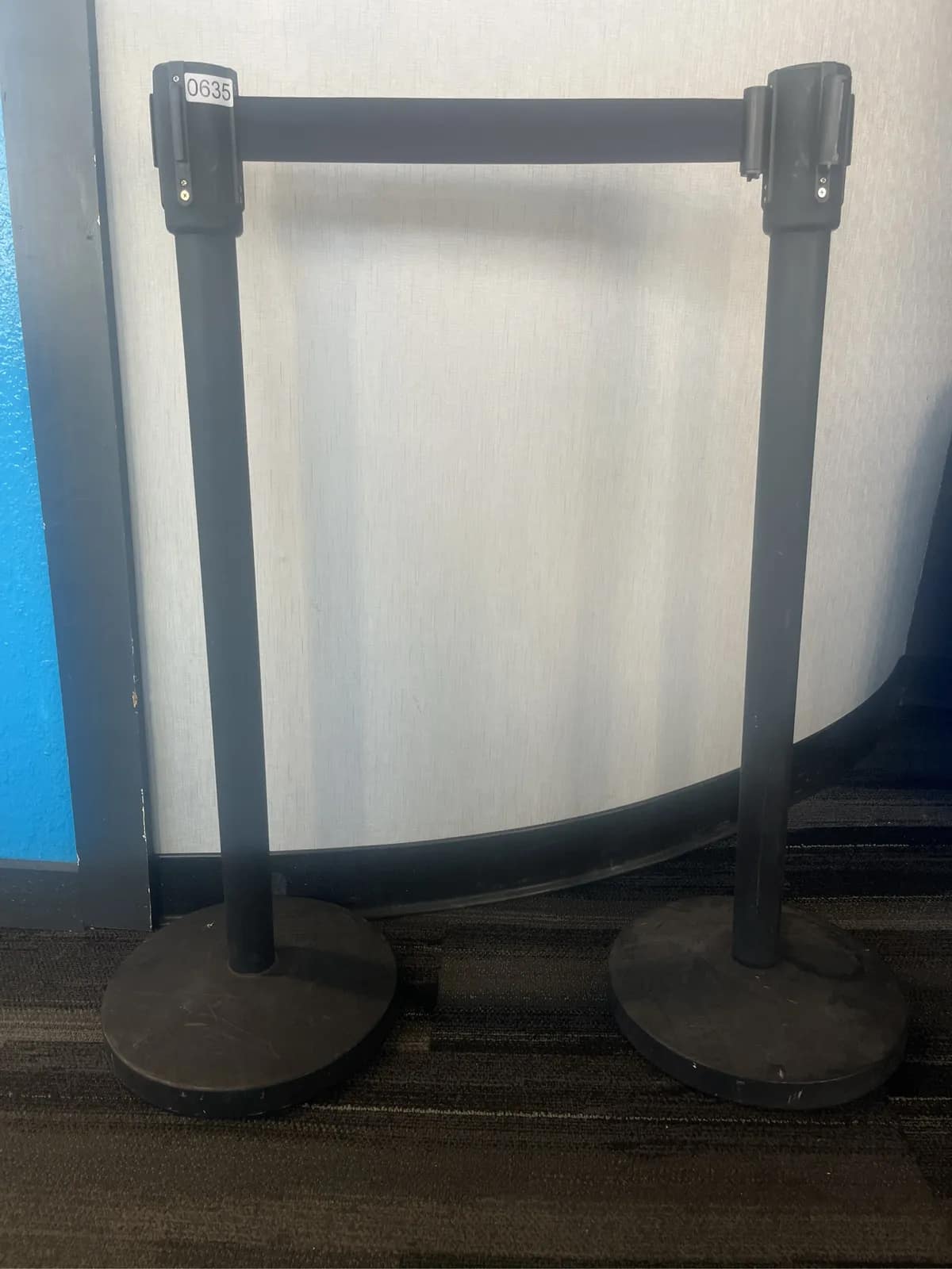 2-black-retractable-belt-stanchions-mpr87b9y