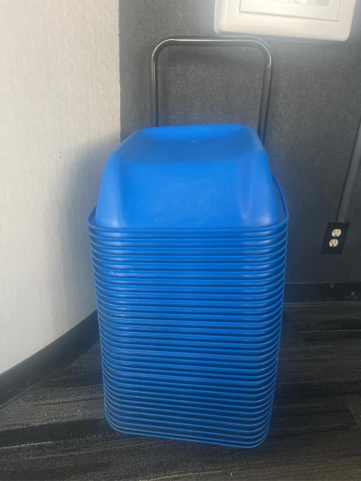30-cinema-seats-stackable-blue-plastic-child-booster-seats-with-trolley-mpr89g6y