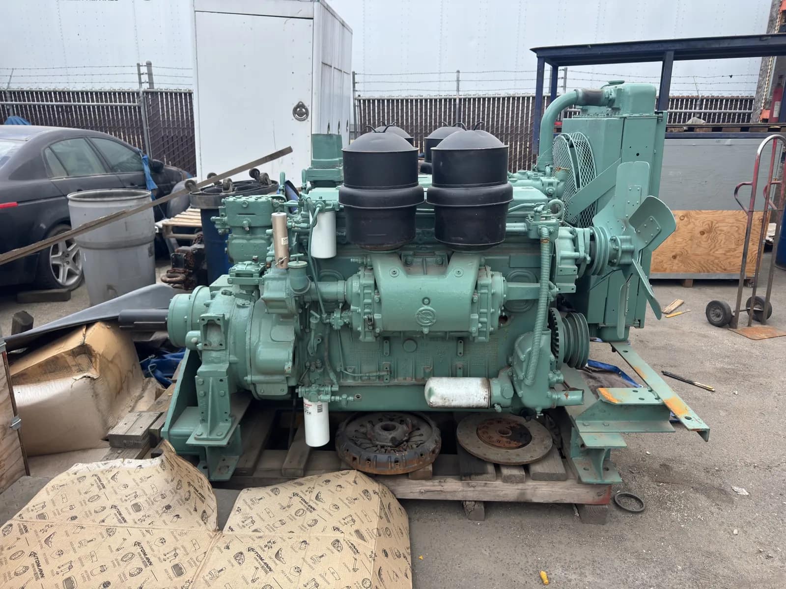 Twin-Engine Detroit Diesel Inline 6 Motors With Combining Gearbox, photo 2 of 36