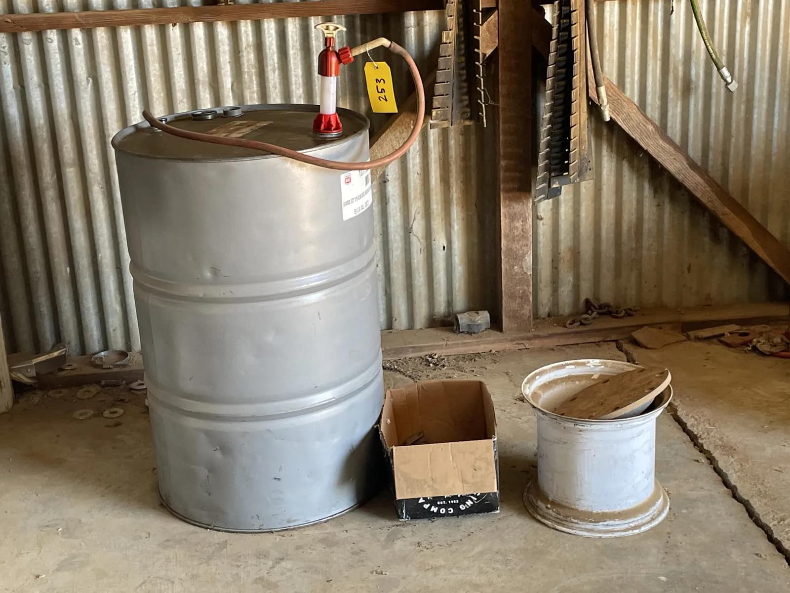 55-gallon-metal-drum-with-manual-pump-metal-wheel-rim-and-metal-brackets-mpr5cnm8