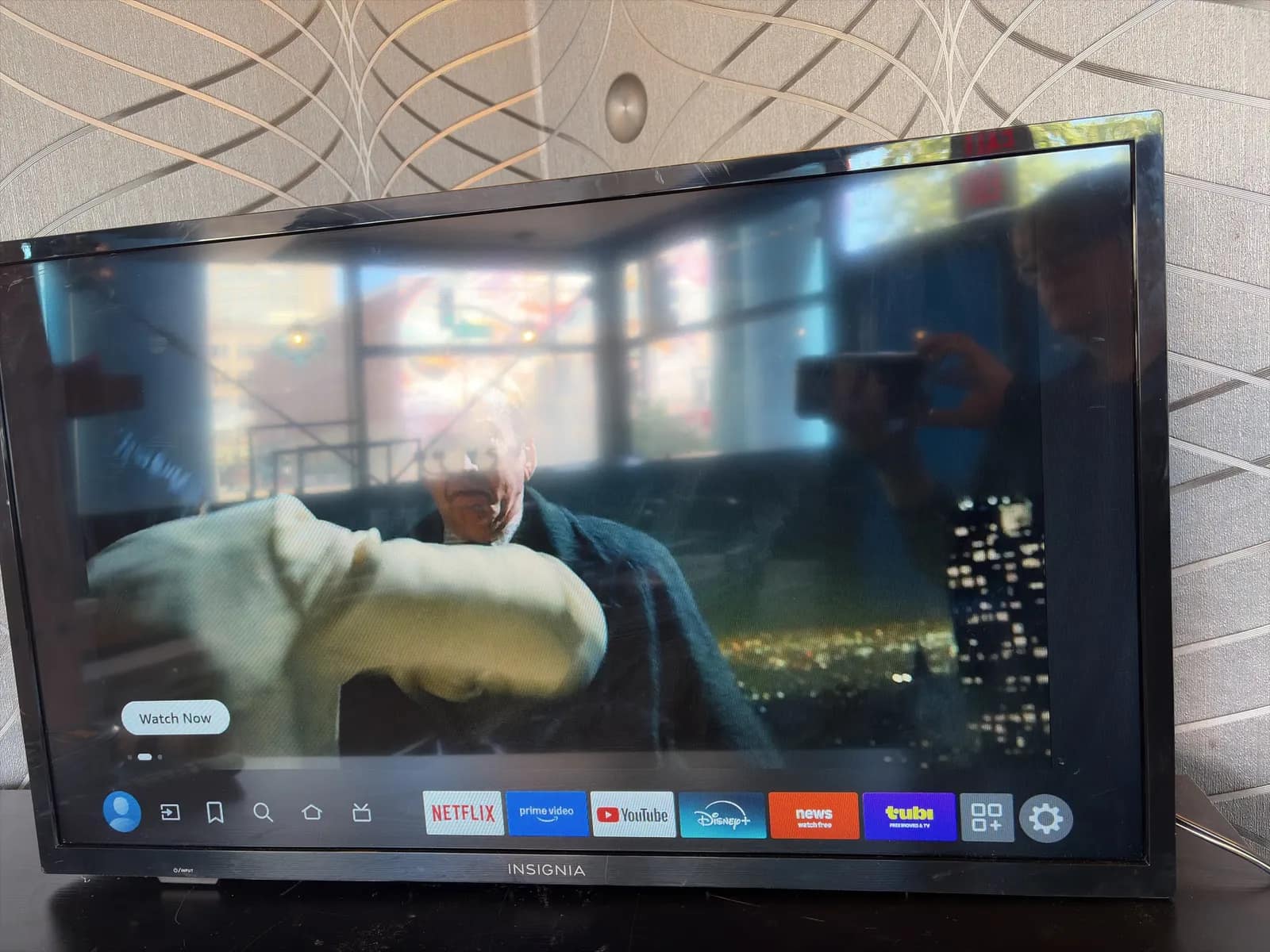 insignia-32-tv-with-remote-and-mounting-bracket-mpogww92