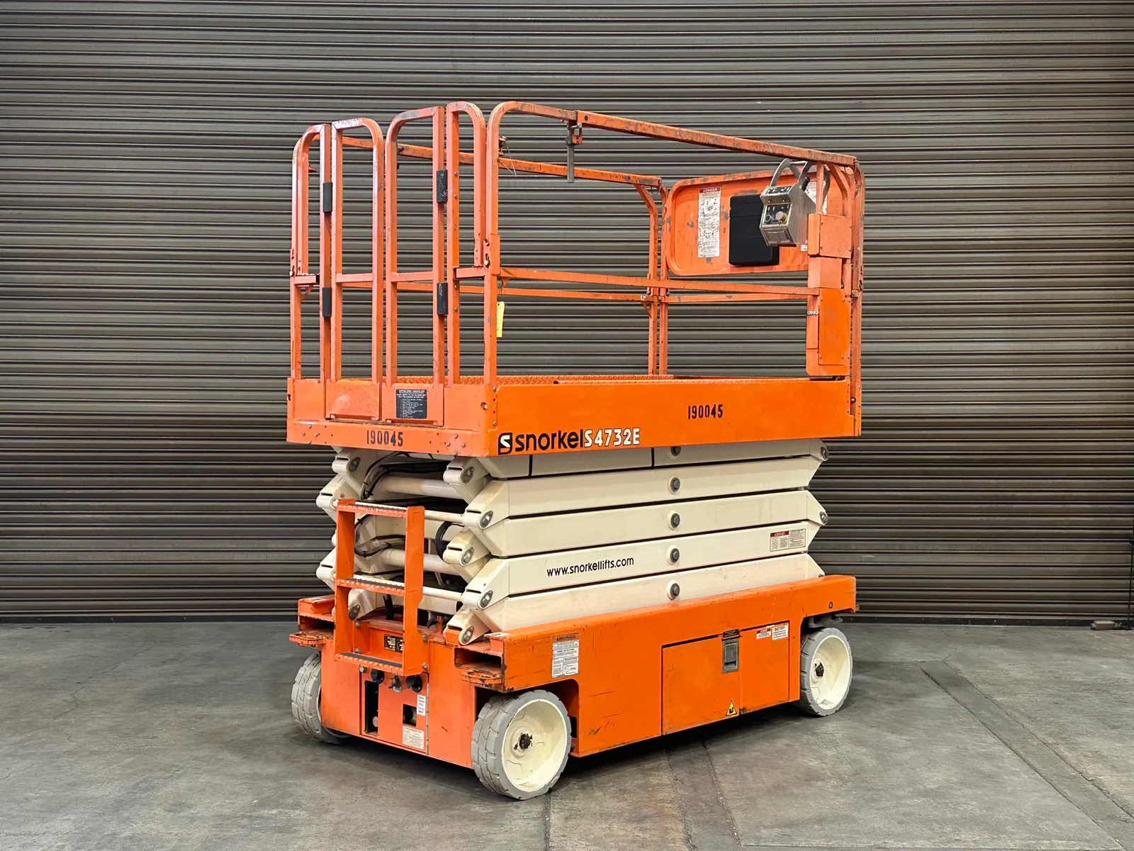 2017-snorkel-s4732e-electric-scissor-lift-32-max-lift-height-mprdi716