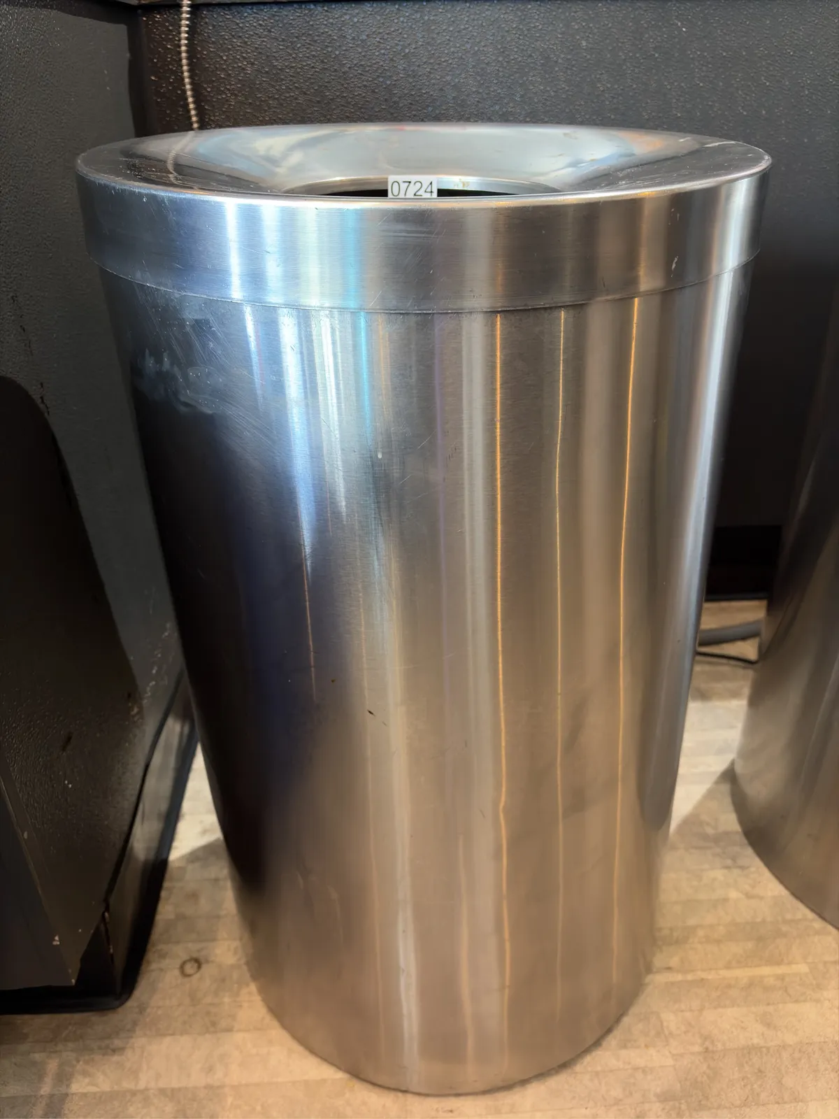 large-silver-commercial-trash-can-with-removable-lid-e75584
