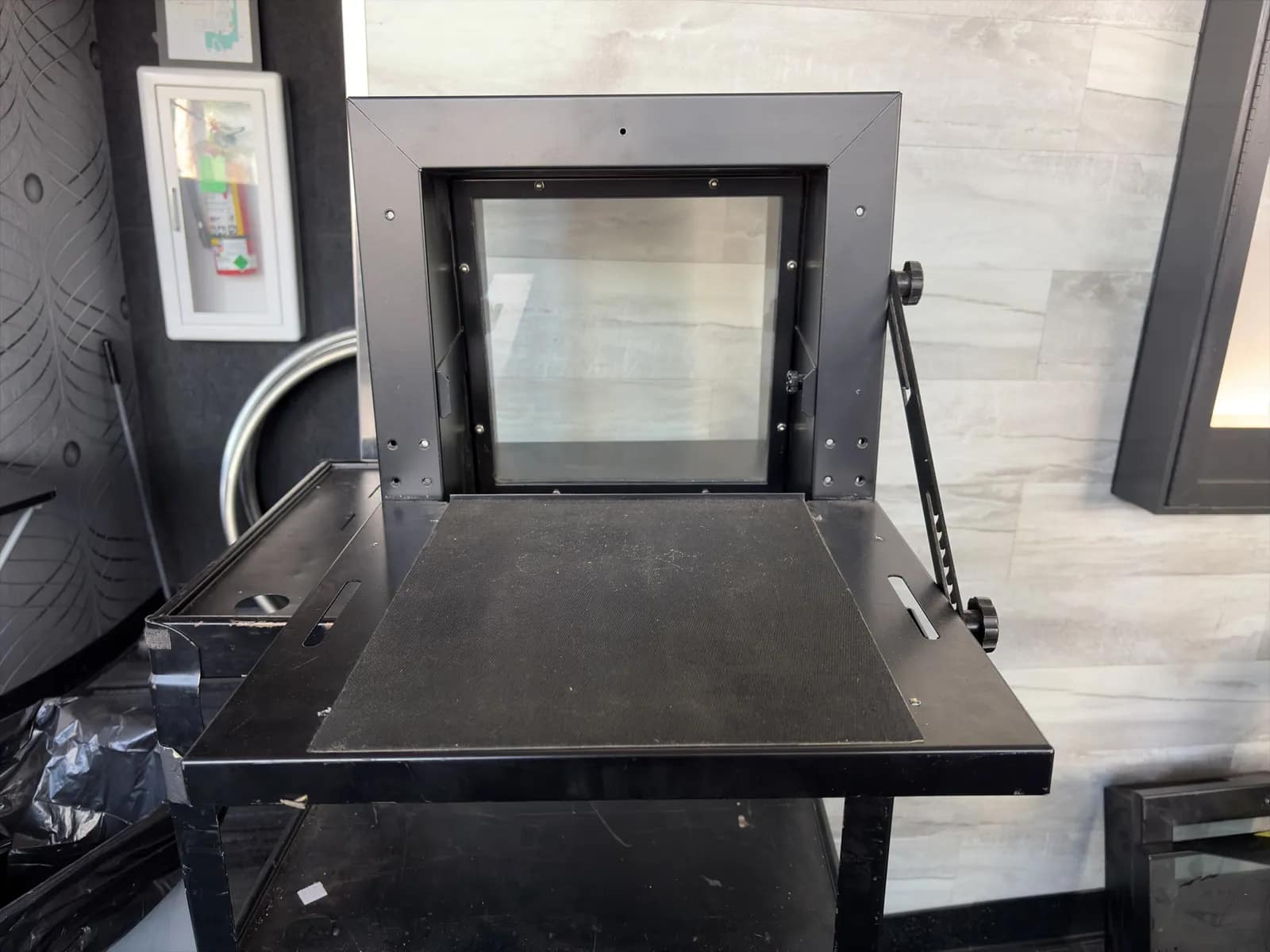 projection-window-with-tray-d35cb7
