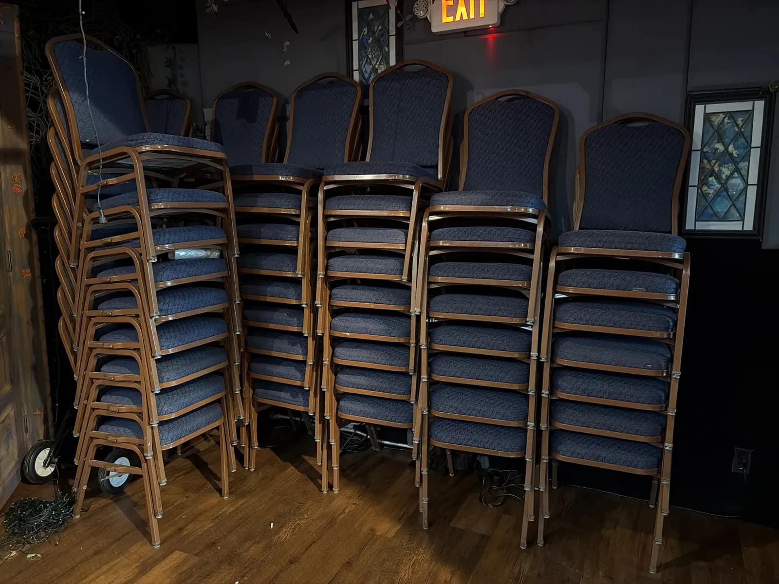 60-blue-banquet-chairs-with-dolly-mpvdwcmp