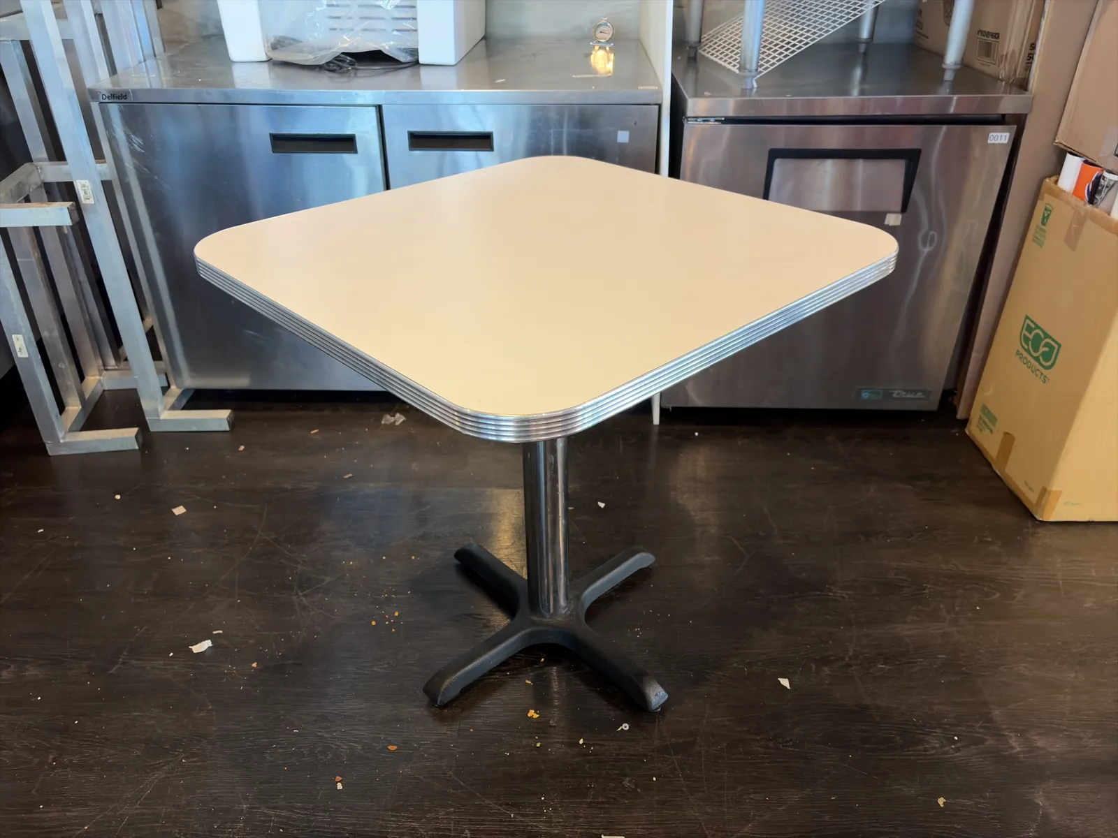 retro-diner-table-mpw30ywi