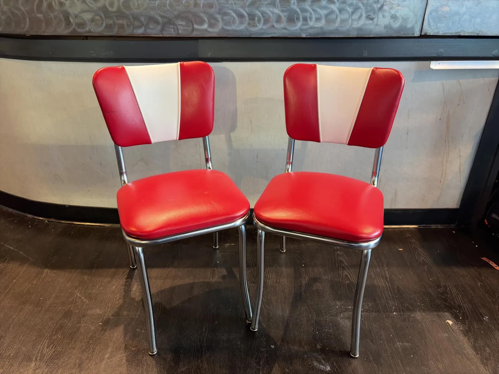 pair-of-retro-diner-chairs-mpw30yws