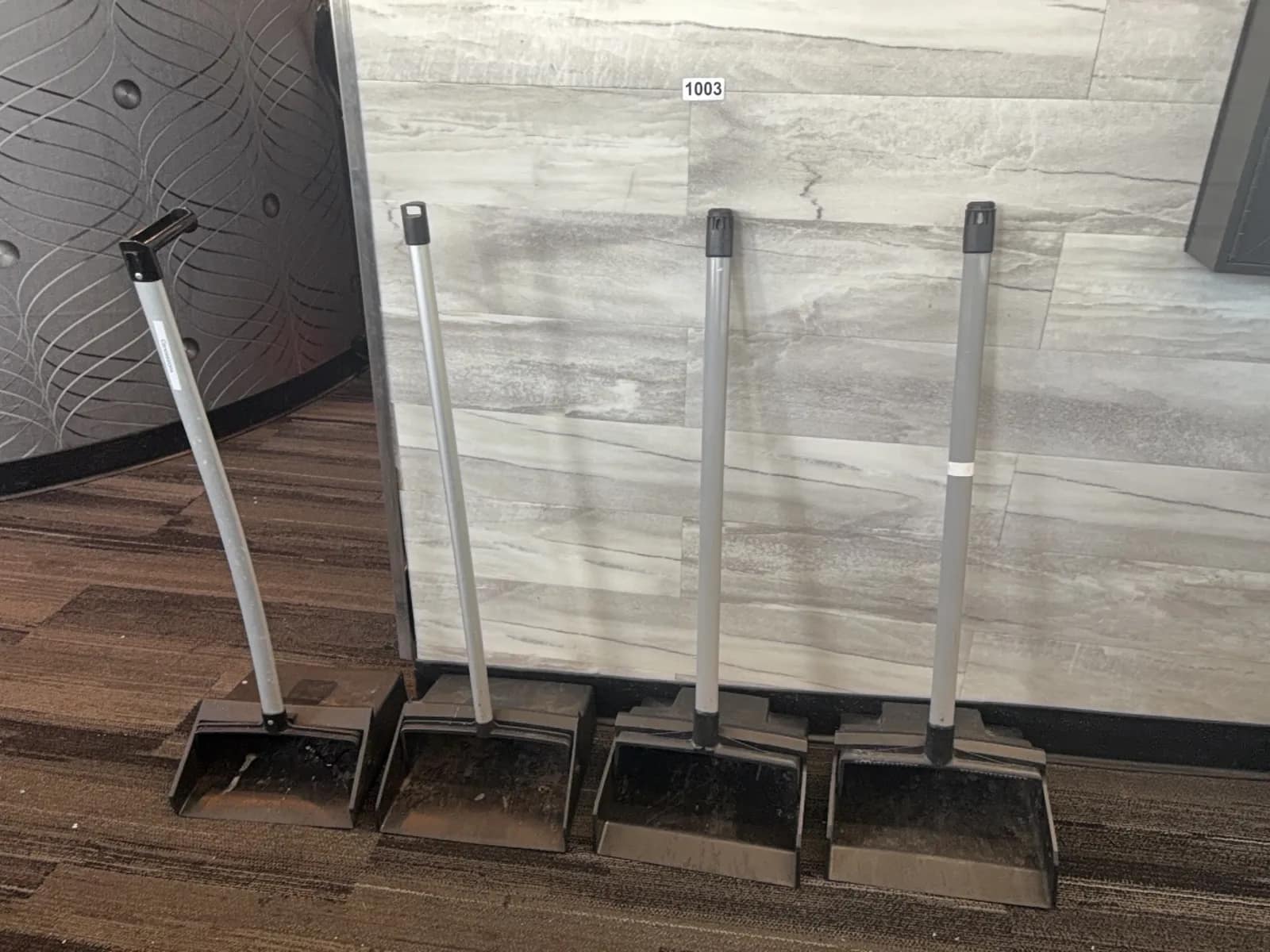 4-lobby-dustpans-with-handle-mqjxp9bu
