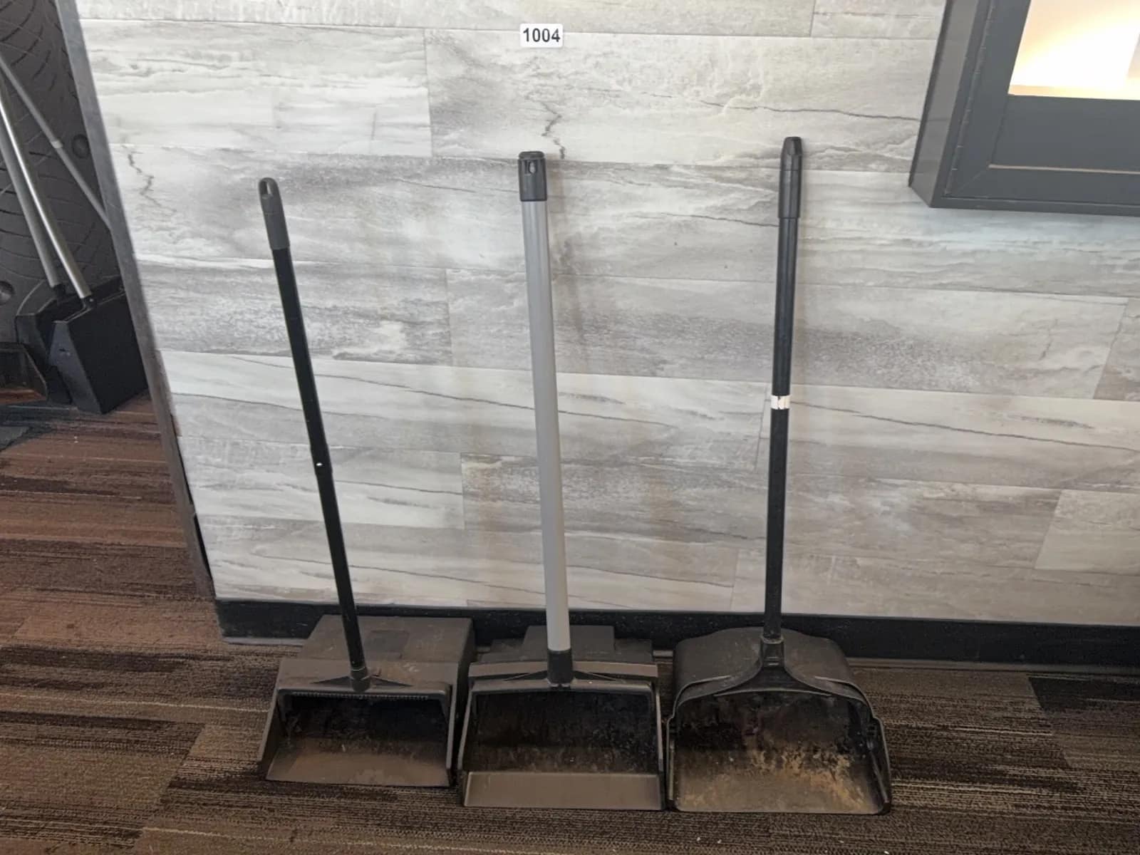 3-lobby-dustpans-with-handles-mqjxp9ch