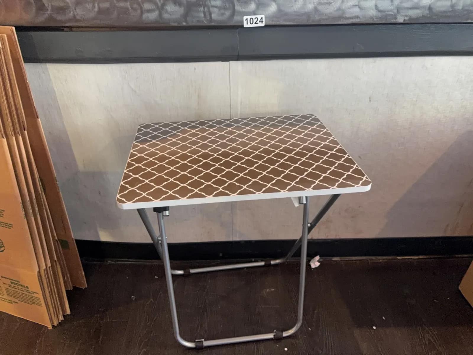 brown-and-white-patterned-folding-tray-mqjxpdw7