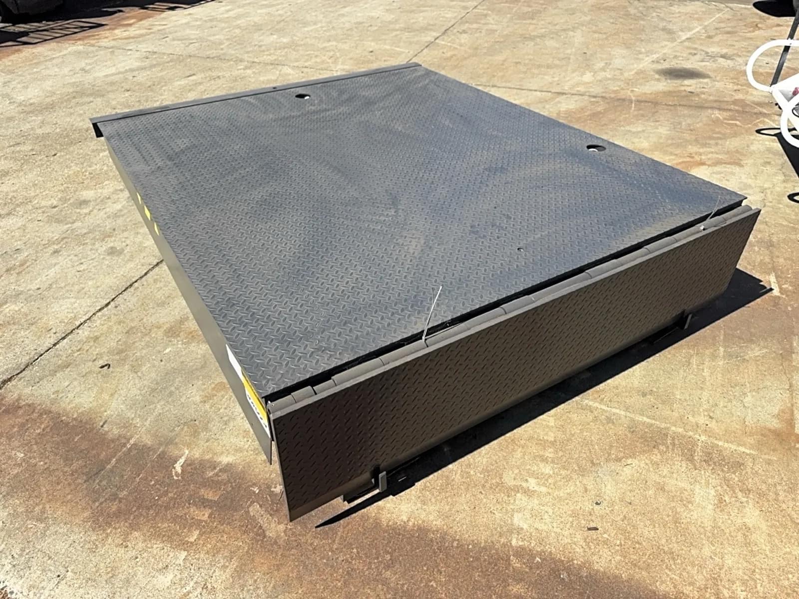 nordock-cm68-45000lb-hydraulic-dock-plate-2e1c24